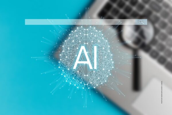 This is a stock image combining motifs for AI, search and laptop on a turquoise blue background. Photo by IGOR SVETLICHNYI | Canva.