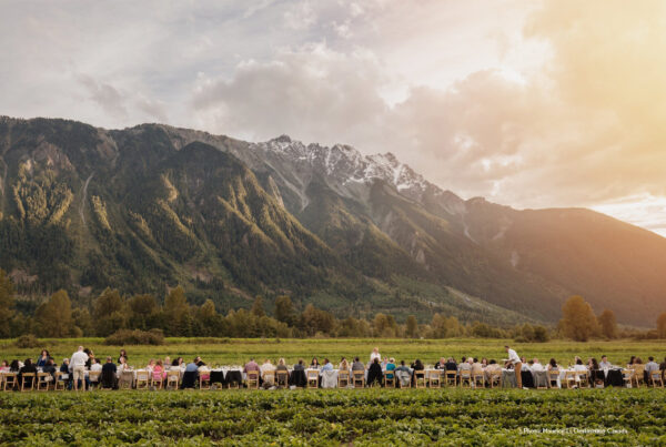 Experiences for groups are available in every part of Canada. Image here shows an alfresco dinner at the foot of the Rockies. Photo by Maurice Li, Destination Canada.